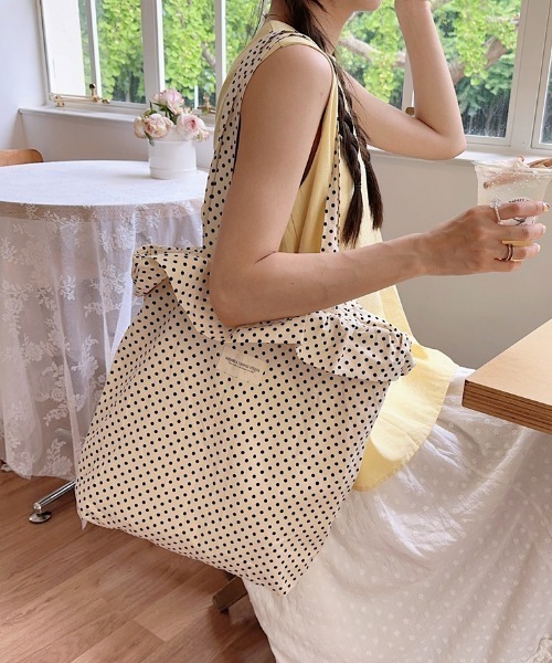 mebole(メボレ)の「ドットフリルトートバッグ(トートバッグ・レディース・アイボリー/ブラック・FREE)」の1枚目の写真
