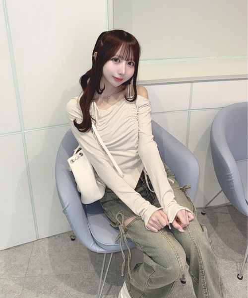 one way(ワンウェイ)の「長袖アシメドロストカットソー(Tシャツ/カットソー・レディース・オフホワイト/グレー/ブルー/ブラック/イエロー・FREE)」の1枚目の写真