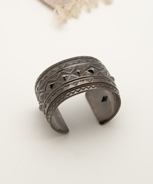 Indian Jewelry（インディアンジュエリー）の「「Indian Jewelry/インディアンジュエリー」カルヴィンマルチネス 1.6インチバングル w/ブラックロジウムコーディング（バングル/リストバンド）」