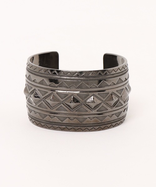 Indian Jewelry（インディアンジュエリー）の「「Indian Jewelry/インディアンジュエリー」カルヴィンマルチネス 1.6インチバングル w/ブラックロジウムコーディング（バングル/リストバンド・メンズ・アンティークシルバー・FREE）」の3枚目の写真