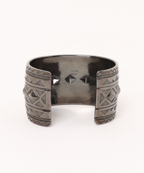 Indian Jewelry（インディアンジュエリー）の「「Indian Jewelry/インディアンジュエリー」カルヴィンマルチネス 1.6インチバングル w/ブラックロジウムコーディング（バングル/リストバンド・メンズ・アンティークシルバー・FREE）」の4枚目の写真