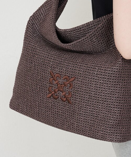 russet(ラシット)の「ナイロンラフィアワンショルダーバッグ(ショルダーバッグ・レディース・ブラック/ダークブラウン/アイボリー・FREE)」の4枚目の写真