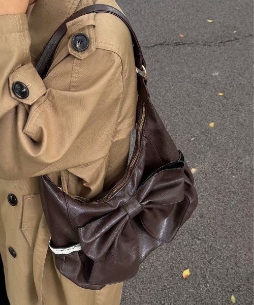 LA VORAGINE（ラ ヴォラジネ）の「大容量Y2K ビッグリボンレースPUレザーショルダーバッグ（ショルダーバッグ・レディース・ブラック/ワイン/ブラウン/ダークブラウン・FREE）」の3枚目の写真