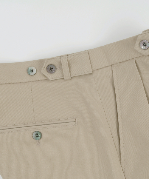 BELLIEF(ベリーフ)の「Essential Cotton 2-Pleated Chino Shorts (Beige)(その他パンツ・メンズ・その他・LARGE/X-LARGE/MEDIUM)」の4枚目の写真