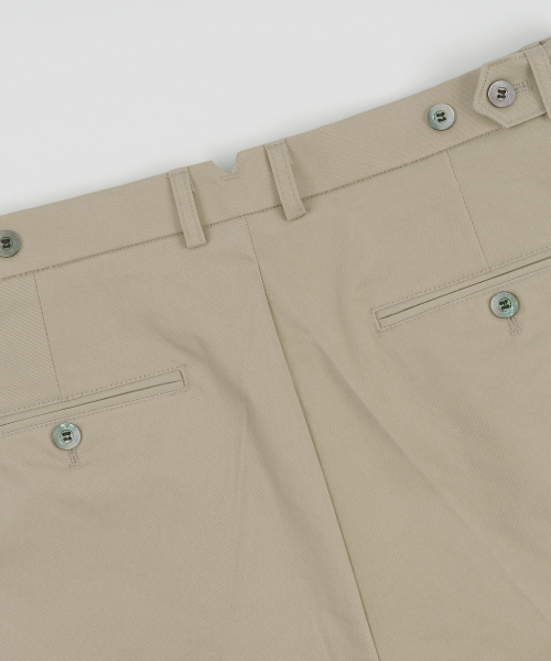 BELLIEF(ベリーフ)の「Essential Cotton 2-Pleated Chino Shorts (Beige)(その他パンツ・メンズ・その他・LARGE/X-LARGE/MEDIUM)」の5枚目の写真
