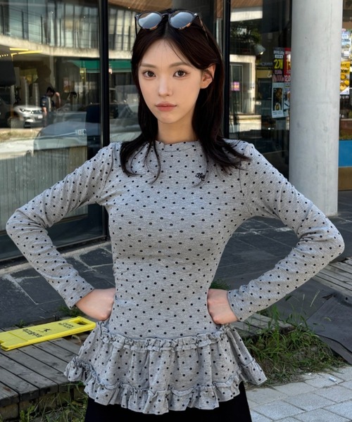 Vini(ヴィニ)の「ドットチュニックトップス / フリルヘムロンT(Tシャツ/カットソー・レディース・ホワイト/グレー・MEDIUM)」の2枚目の写真