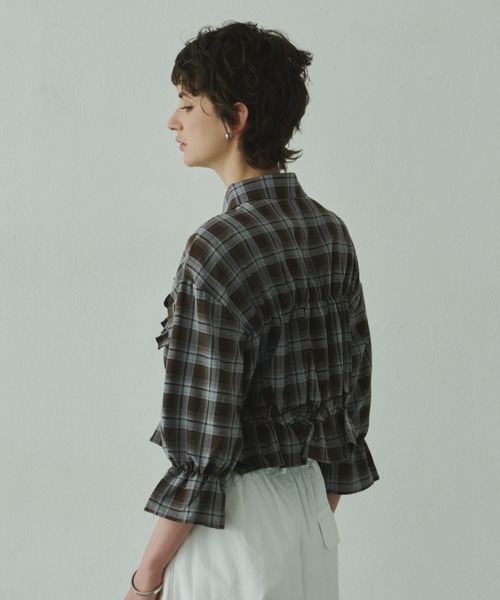 libelle more(リベル モア)の「ギャザードチェッククロップドブラウス(シャツ/ブラウス・レディース・ベージュ/ブラウン・M)」の13枚目の写真