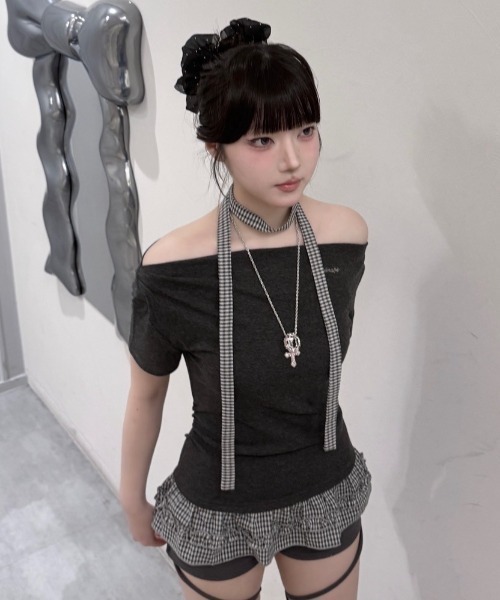 Never mind the XU / Chikashitsu+(ネバーマインド ザ エックスユー / チカシツプラス)の「【nmtc+】Check Frill Layered Tee Scarf Set (2color) / 【エヌエムティーシープラス】チェックフリルレイヤードタイスカーフセット半袖Tシャツ(Tシャツ/カットソー・レディース・グレー/チャコール・ONE SIZE)」の1枚目の写真