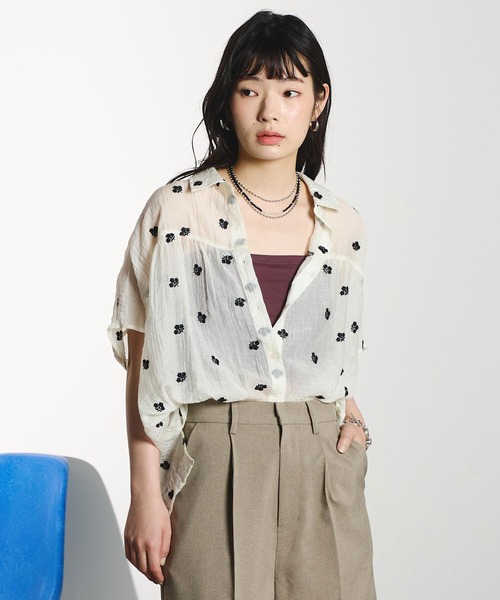 ROSE BUD（ローズバッド）の「EMBROIDERED SHIRT（シャツ/ブラウス・レディース・オフホワイト/ブラック・ONE SIZE）」の3枚目の写真