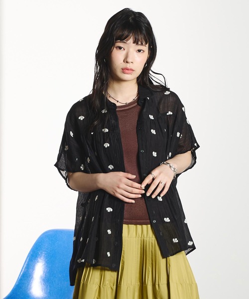ROSE BUD（ローズバッド）の「EMBROIDERED SHIRT（シャツ/ブラウス・レディース・オフホワイト/ブラック・ONE SIZE）」の4枚目の写真