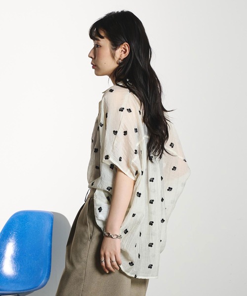 ROSE BUD（ローズバッド）の「EMBROIDERED SHIRT（シャツ/ブラウス・レディース・オフホワイト/ブラック・ONE SIZE）」の5枚目の写真