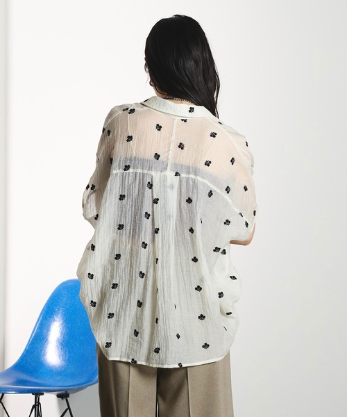ROSE BUD（ローズバッド）の「EMBROIDERED SHIRT（シャツ/ブラウス・レディース・オフホワイト/ブラック・ONE SIZE）」の6枚目の写真