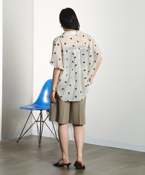 ROSE BUD（ローズバッド）の「EMBROIDERED SHIRT（シャツ/ブラウス・レディース・オフホワイト/ブラック・ONE SIZE）」の10枚目の写真