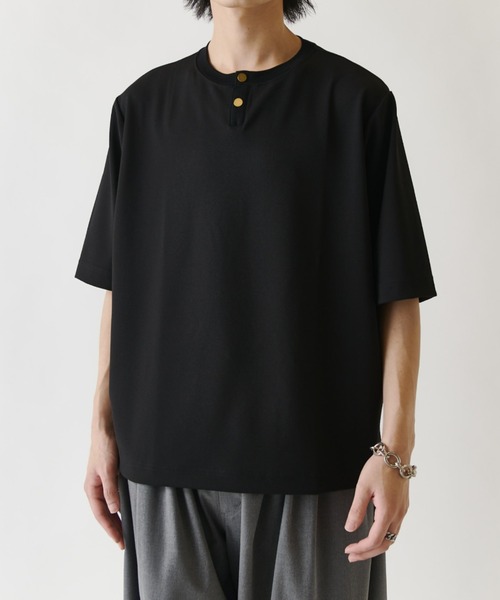 Lui's(ルイス)の「ジョーゼットヘンリーネックTシャツ(Tシャツ/カットソー・メンズ・ホワイト/ブラック/ライトベージュ・M/S)」の2枚目の写真