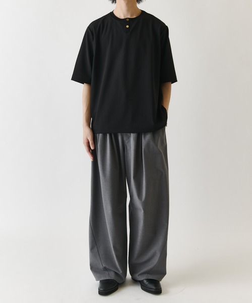 Lui's(ルイス)の「ジョーゼットヘンリーネックTシャツ(Tシャツ/カットソー・メンズ・ホワイト/ブラック/ライトベージュ・M/S)」の9枚目の写真