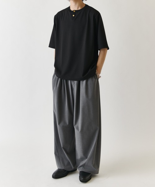 Lui's(ルイス)の「ジョーゼットヘンリーネックTシャツ(Tシャツ/カットソー・メンズ・ホワイト/ブラック/ライトベージュ・M/S)」の10枚目の写真