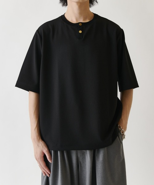Lui's(ルイス)の「ジョーゼットヘンリーネックTシャツ(Tシャツ/カットソー・メンズ・ホワイト/ブラック/ライトベージュ・M/S)」の4枚目の写真
