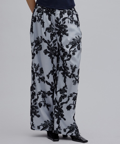 Ameri（アメリ）の「MOLE YARN EMBROIDERY SATIN PANTS（その他パンツ・レディース・ベージュ/ブラック/スカイブルー・MEDIUM/SMALL）」の3枚目の写真
