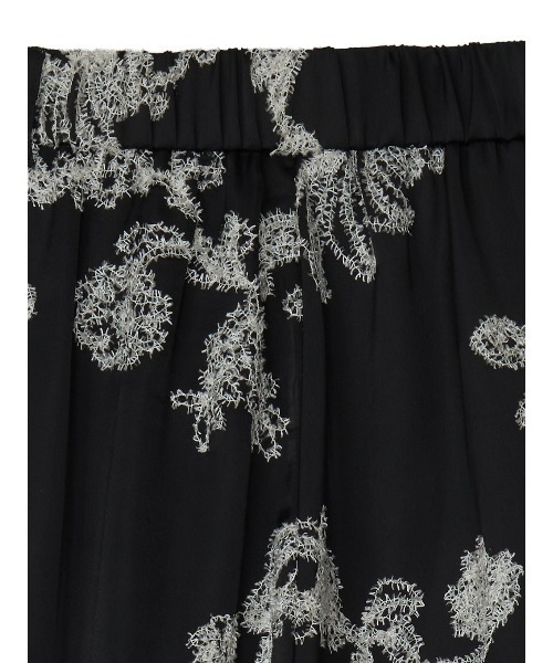 Ameri（アメリ）の「MOLE YARN EMBROIDERY SATIN PANTS（その他パンツ・レディース・ベージュ/ブラック/スカイブルー・MEDIUM/SMALL）」の11枚目の写真