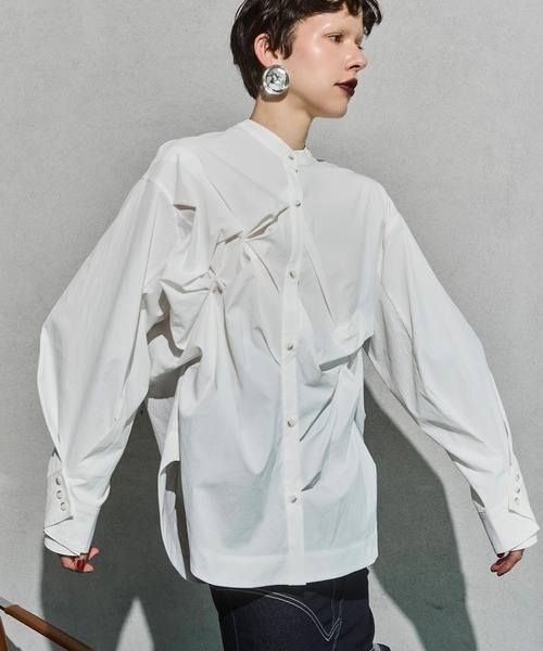 OMMO（オーエムエムオー）の「PINCH TUCK SH（シャツ/ブラウス・レディース・インディゴブルー/ブルー系その他/ホワイト・F）」の2枚目の写真