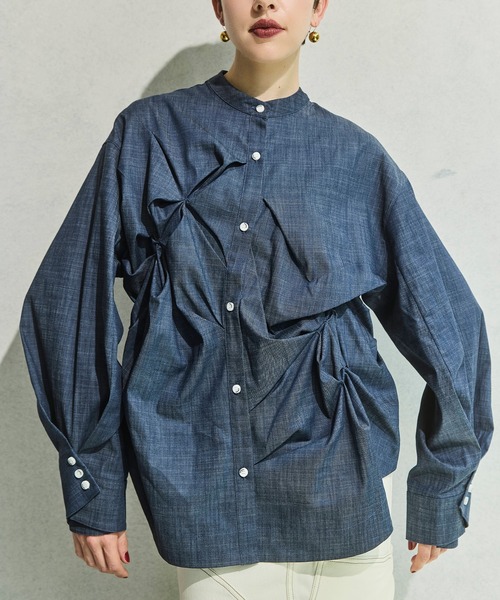 OMMO（オーエムエムオー）の「PINCH TUCK SH（シャツ/ブラウス・レディース・インディゴブルー/ブルー系その他/ホワイト・F）」の3枚目の写真
