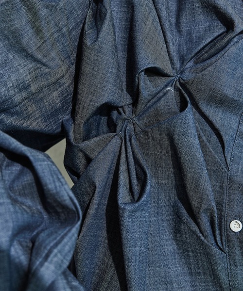 OMMO（オーエムエムオー）の「PINCH TUCK SH（シャツ/ブラウス・レディース・インディゴブルー/ブルー系その他/ホワイト・F）」の19枚目の写真