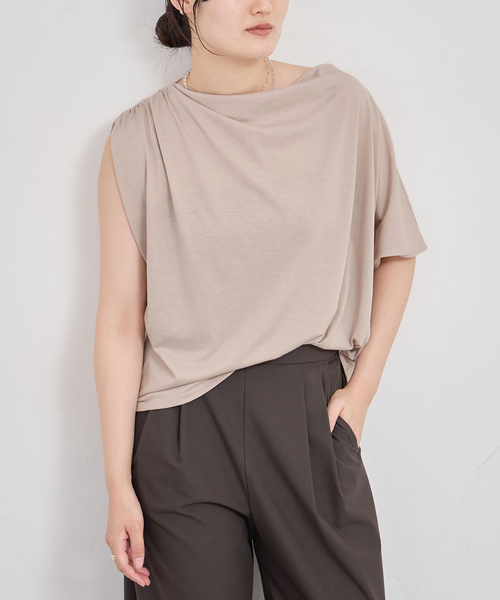 IENA(イエナ)の「《接触冷感》アシメトリソフトプルオーバー(Tシャツ/カットソー・レディース・ブラック系その他/ベージュ/チャコールグレー・FREE)」の3枚目の写真