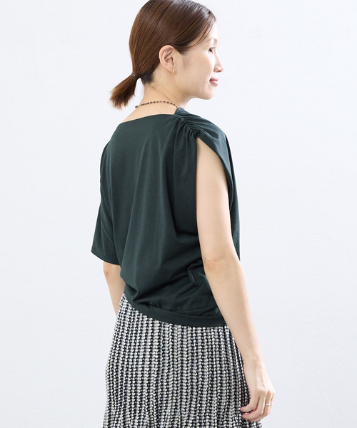 IENA(イエナ)の「《接触冷感》アシメトリソフトプルオーバー(Tシャツ/カットソー・レディース・ブラック系その他/ベージュ/チャコールグレー・FREE)」の10枚目の写真