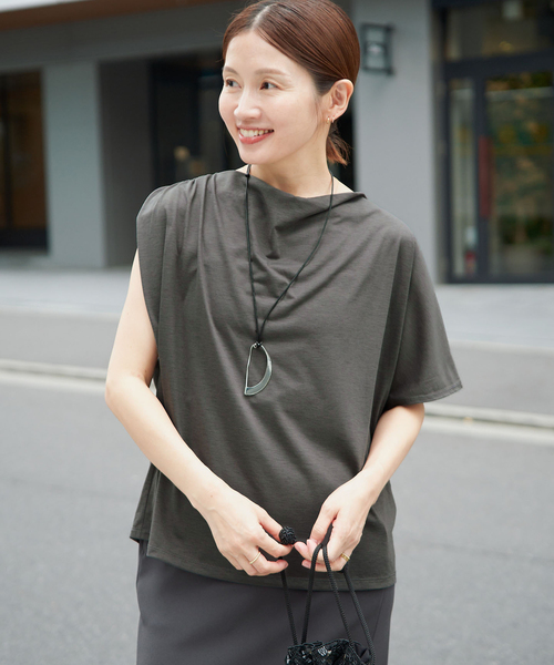 IENA(イエナ)の「《接触冷感》アシメトリソフトプルオーバー(Tシャツ/カットソー・レディース・ブラック系その他/ベージュ/チャコールグレー・FREE)」の16枚目の写真