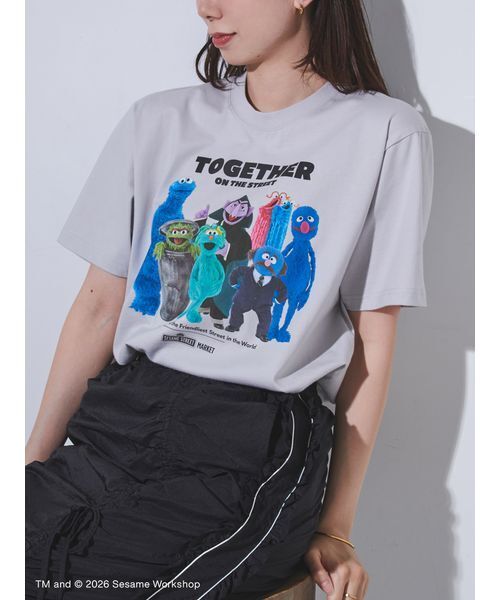 SESAME STREET(セサミストリート)の「【UNISEX】プリントTシャツ(TOGETHER)(Tシャツ/カットソー・レディース・アイボリー/ライトグレー・M/L)」の1枚目の写真