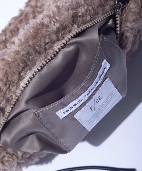 F/CE. (エフシーイー)の「F/CE. BOA SHOULDER POACH / エフシーイー ボア ショルダー ポーチ(ショルダーバッグ・レディース・ベージュ/ブラック・FREE)」の6枚目の写真