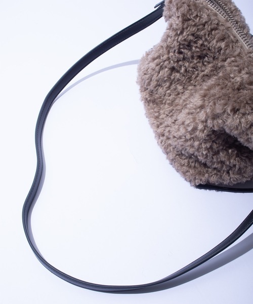 F/CE. (エフシーイー)の「F/CE. BOA SHOULDER POACH / エフシーイー ボア ショルダー ポーチ(ショルダーバッグ・レディース・ベージュ/ブラック・FREE)」の8枚目の写真