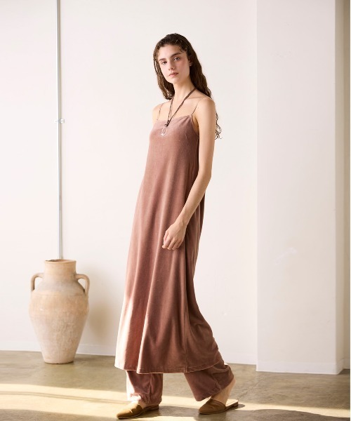 WALANCE(ワランス)の「COTTON VELOUR CAMSOLE DRESS(ワンピース・レディース・スミクロ/カーキ・FREE)」の5枚目の写真