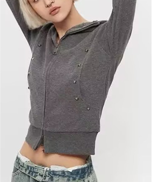 AsheKsha（アシクシャ）の「リベット装飾 ショート丈フード付きジップパーカー（パーカー・レディース・ブラック/グレー・M）」の12枚目の写真