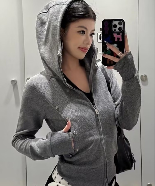 AsheKsha（アシクシャ）の「リベット装飾 ショート丈フード付きジップパーカー（パーカー・レディース・ブラック/グレー・M）」の17枚目の写真