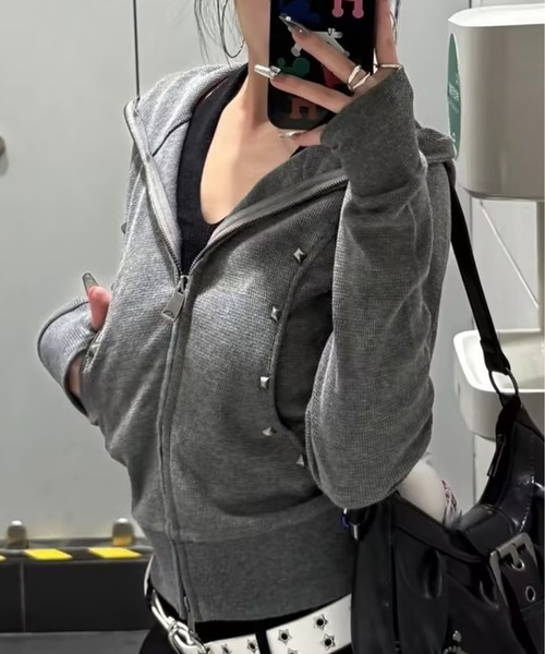 AsheKsha（アシクシャ）の「リベット装飾 ショート丈フード付きジップパーカー（パーカー・レディース・ブラック/グレー・M）」の18枚目の写真
