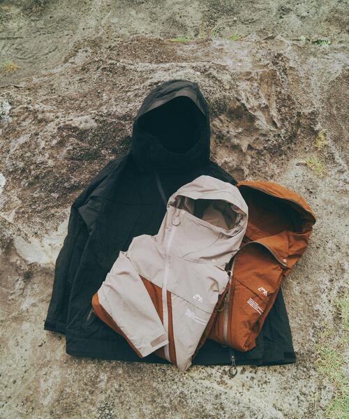 CMF OUTDOOR GARMENT(シーエムエフアウトドアガーメント)の「CMF OUTDOOR GARMENT/シーエムエフ アウトドアガーメント 別注 SLASH SHELL(マウンテンパーカー・メンズ・その他24/ブラック/ブラウン・L/M/XL)」の4枚目の写真