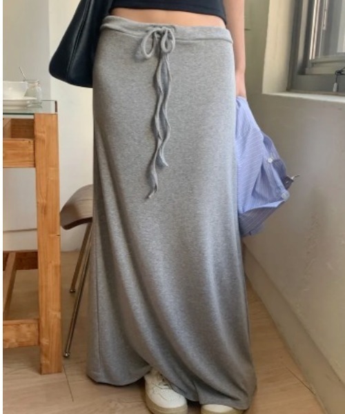 LOENNE(ロエヌ)の「Drawstring Maxi Skirt / ドローストリングマキシスカート(スカート・レディース・ネイビー/ブラック/グレー・FREE)」の2枚目の写真