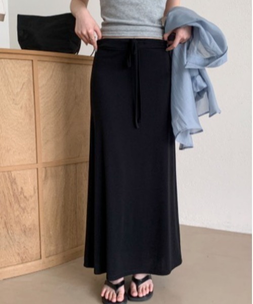 LOENNE(ロエヌ)の「Drawstring Maxi Skirt / ドローストリングマキシスカート(スカート・レディース・ネイビー/ブラック/グレー・FREE)」の1枚目の写真
