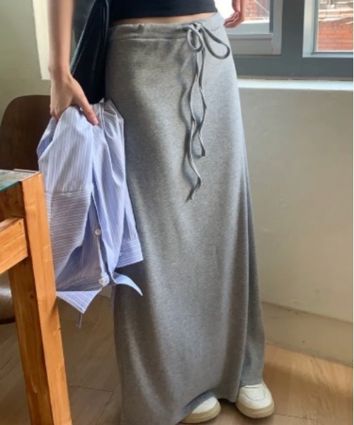 LOENNE(ロエヌ)の「Drawstring Maxi Skirt / ドローストリングマキシスカート(スカート・レディース・ネイビー/ブラック/グレー・FREE)」の6枚目の写真