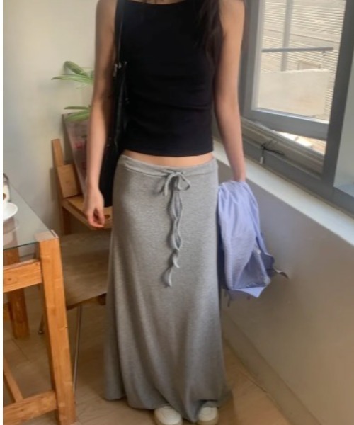 LOENNE(ロエヌ)の「Drawstring Maxi Skirt / ドローストリングマキシスカート(スカート・レディース・ネイビー/ブラック/グレー・FREE)」の7枚目の写真