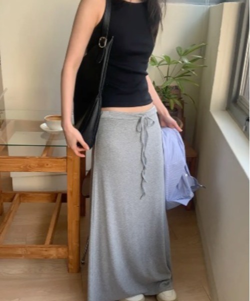 LOENNE(ロエヌ)の「Drawstring Maxi Skirt / ドローストリングマキシスカート(スカート・レディース・ネイビー/ブラック/グレー・FREE)」の9枚目の写真