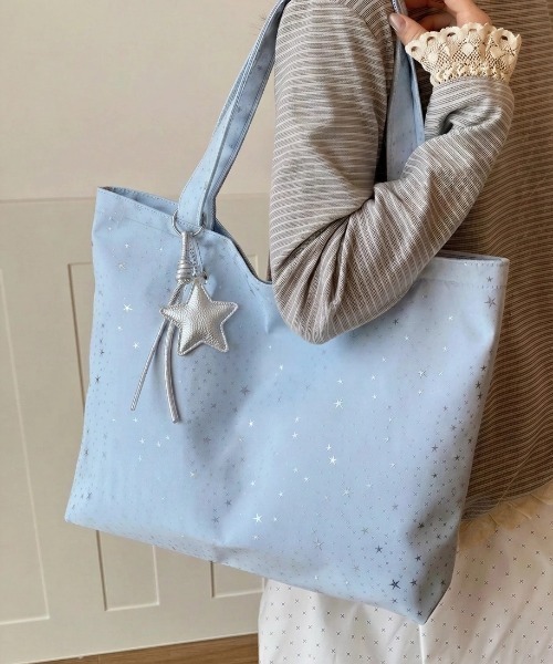 HAILY(ヘイリー)の「スターチャーム付き星柄トートバッグ/A4サイズ対応(トートバッグ・レディース・ホワイト/ライトブルー・FREE)」の1枚目の写真