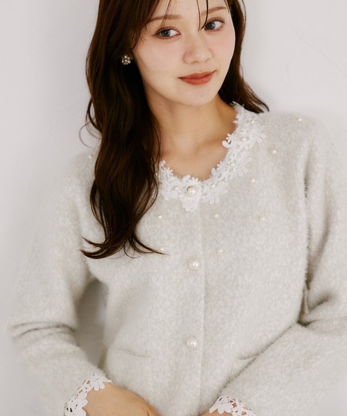 tocco closet(トッコ クローゼット)の「【ZOZO限定】レース×パール装飾ニットジャケット(ニット/セーター・レディース・グレー/ベージュ・M)」の4枚目の写真