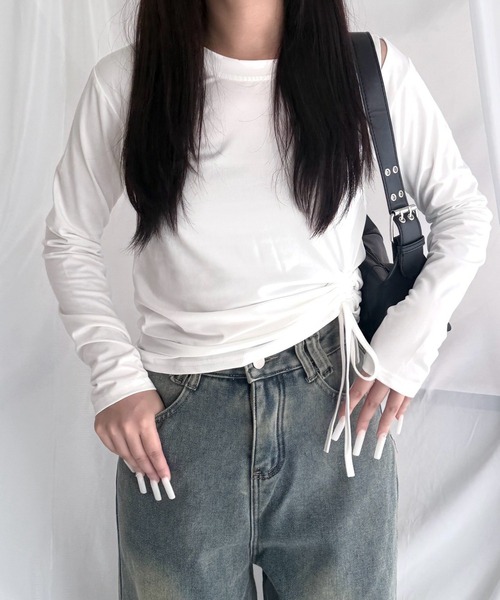 merrylatte(メリーラテ)の「ドローストリング アシンメトリー ショート丈 シャーリングトップス(Tシャツ/カットソー・レディース・グレー/ホワイト/ブラック・FREE)」の1枚目の写真