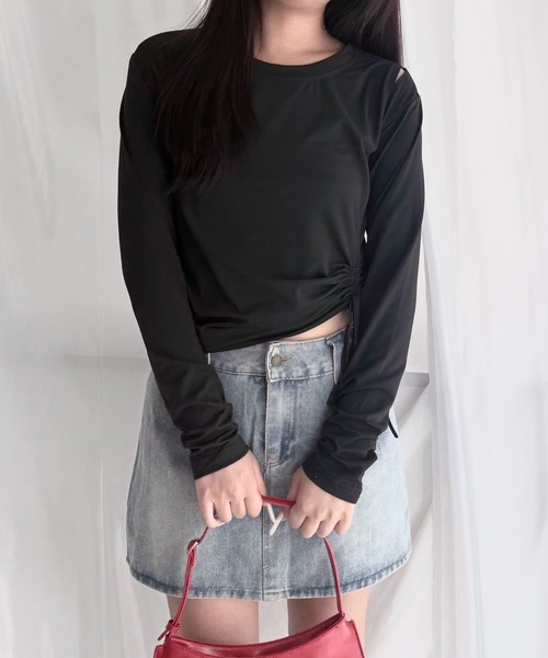merrylatte(メリーラテ)の「ドローストリング アシンメトリー ショート丈 シャーリングトップス(Tシャツ/カットソー・レディース・グレー/ホワイト/ブラック・FREE)」の2枚目の写真