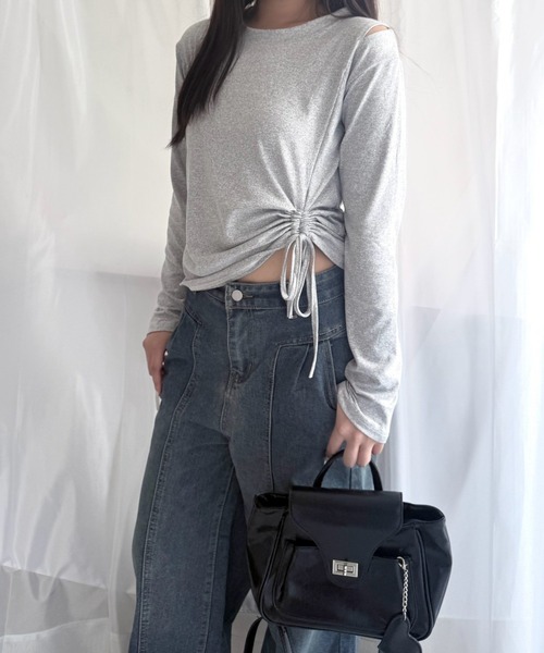 merrylatte(メリーラテ)の「ドローストリング アシンメトリー ショート丈 シャーリングトップス(Tシャツ/カットソー・レディース・グレー/ホワイト/ブラック・FREE)」の4枚目の写真