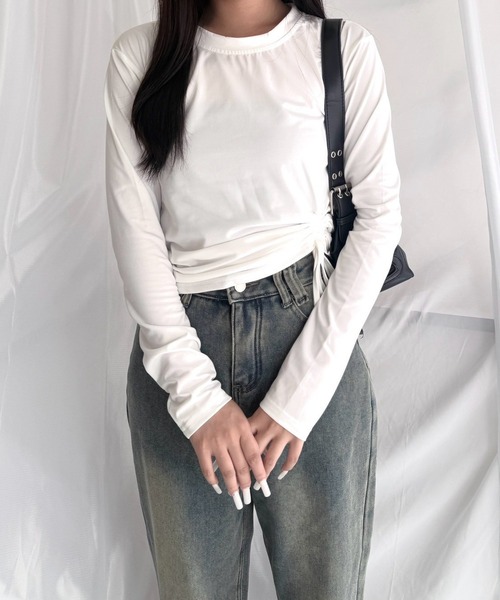merrylatte(メリーラテ)の「ドローストリング アシンメトリー ショート丈 シャーリングトップス(Tシャツ/カットソー・レディース・グレー/ホワイト/ブラック・FREE)」の11枚目の写真