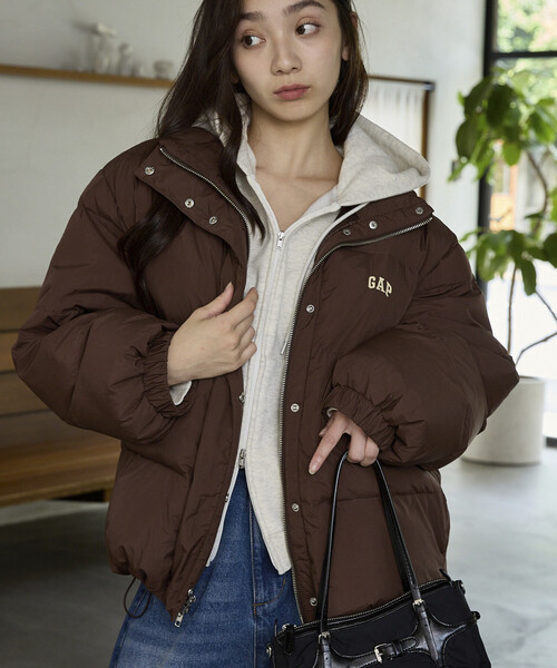 GAP(ギャップ)の「PUBLUX × GAP/ギャップ 別注 ダウンジャケット 限定展開(ダウンジャケット/コート・レディース・ブラウン/サックスブルー/ナチュラル/ブラック・フリ-)」の2枚目の写真
