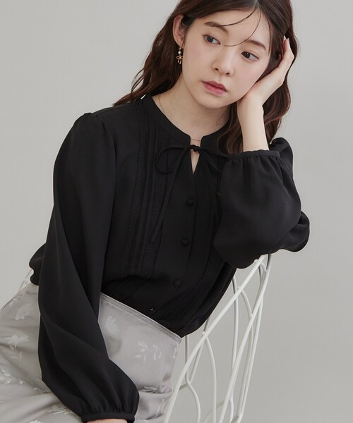 couture brooch（クチュールブローチ）の「【衿元リボンが可憐】ピンタック レース ブラウス（シャツ/ブラウス・レディース・ブラック/ベビーピンク/アイボリー・36/42/40/38）」の2枚目の写真